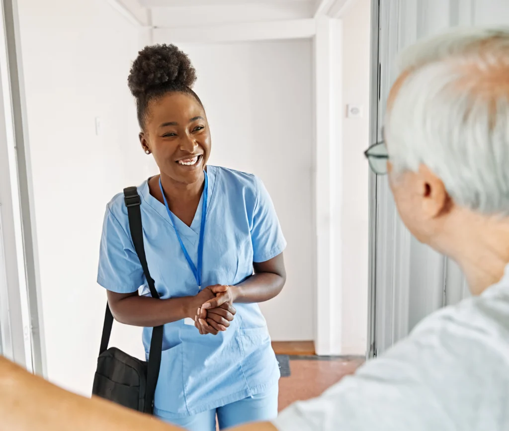 une infirmiere intervient a domicile chez un patient pour une prise de sang